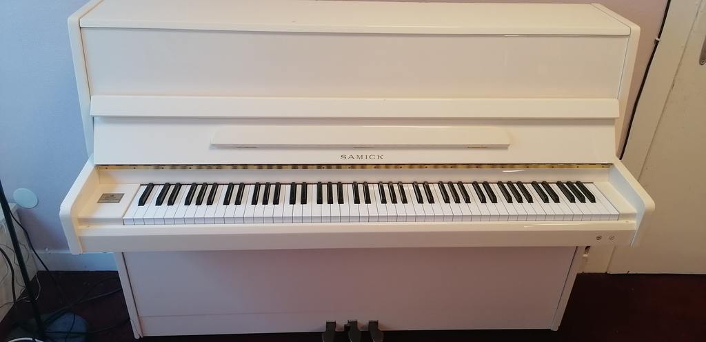 Piano droit d'occasion Samick CS108 blanc brillant